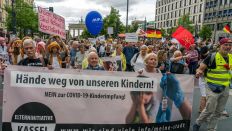Querdenker, Coronaleugner und Pegida-Anh‰nger demonstrierten am Montag, den 01.08.2022 u.a. Unter den Linden und vor dem Reichstag in Berlin. (Quelle: imago images/Volker Hohlfeld) Querdenker, Coronaleugner und Pegida-Anh‰nger demonstrierten am Montag, den 01.08.2022 u.a. Unter den Linden und vor dem Reichstag in Berlin. (Quelle: imago images/Volker Hohlfeld)